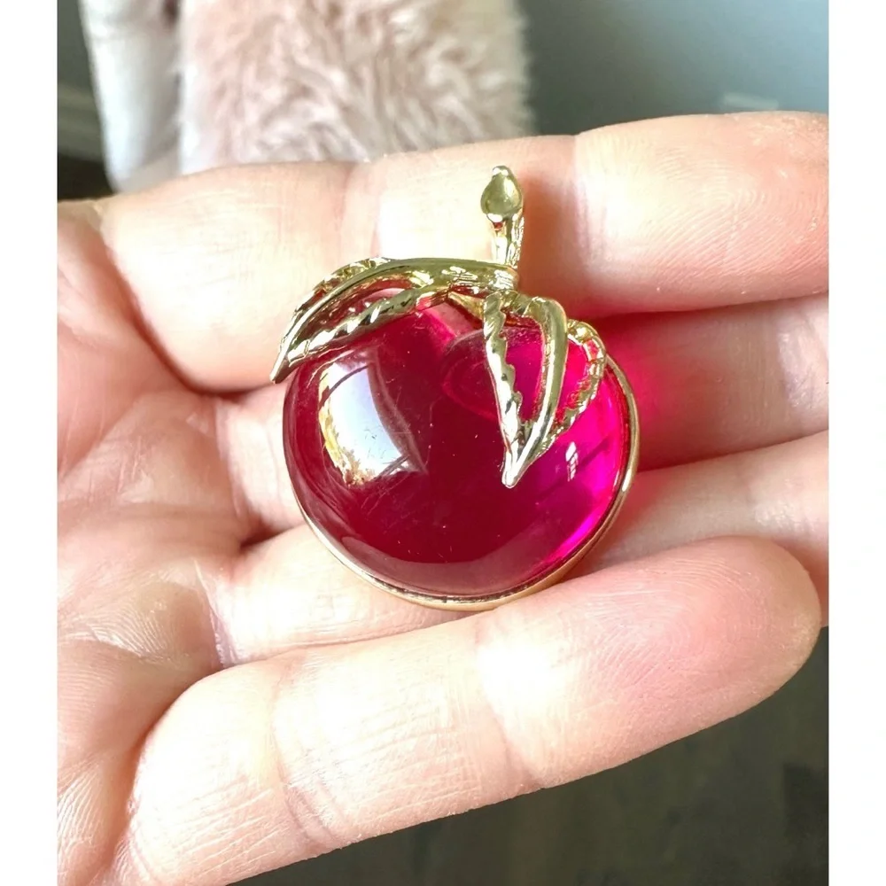 Vintage Sarah Coventry Lucite Jelly Belly Red/Gold Tone Apple Brooch